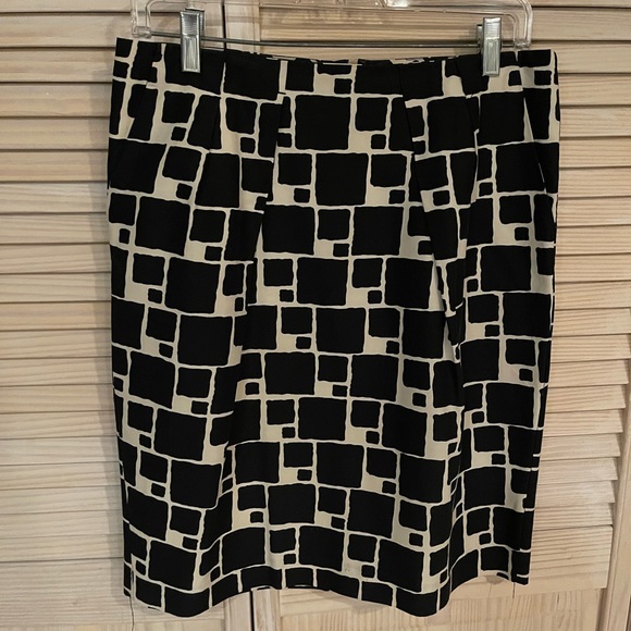Black cream colour block skirt  pencil style with small pleats at hip - Picture 2 of 2